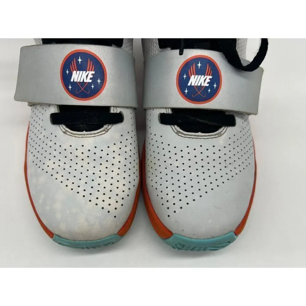 Nike Team Hustle D Sneakers Size 3 Youth
